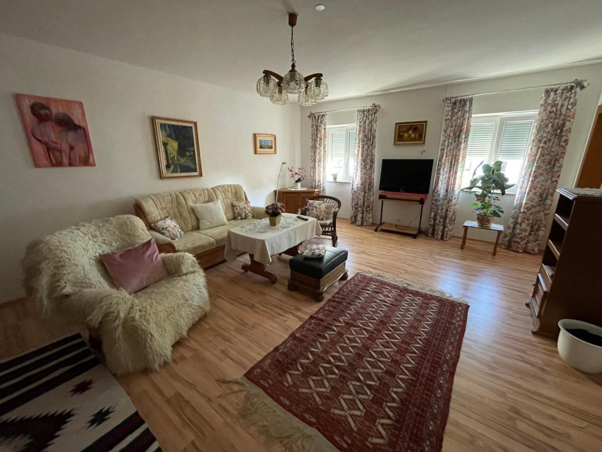Schoene Ferienwohnung In Bahnhofsnaehe Fuer Urlaub, Studium Oder Arbeit Deggendorf Eksteriør bilde