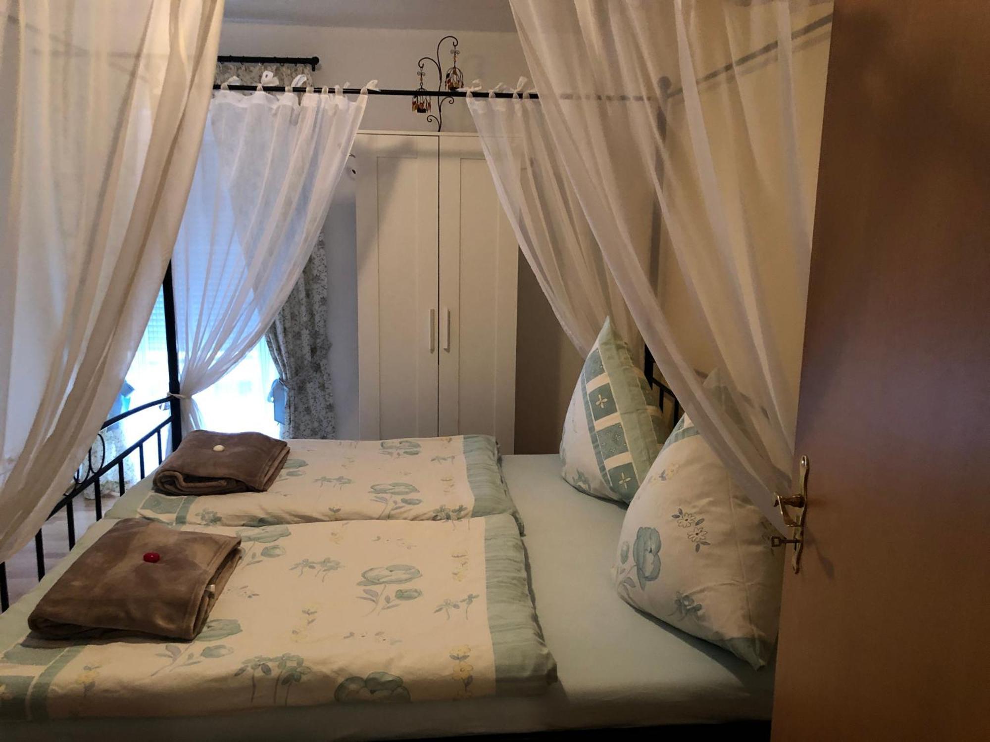 Schoene Ferienwohnung In Bahnhofsnaehe Fuer Urlaub, Studium Oder Arbeit Deggendorf Eksteriør bilde