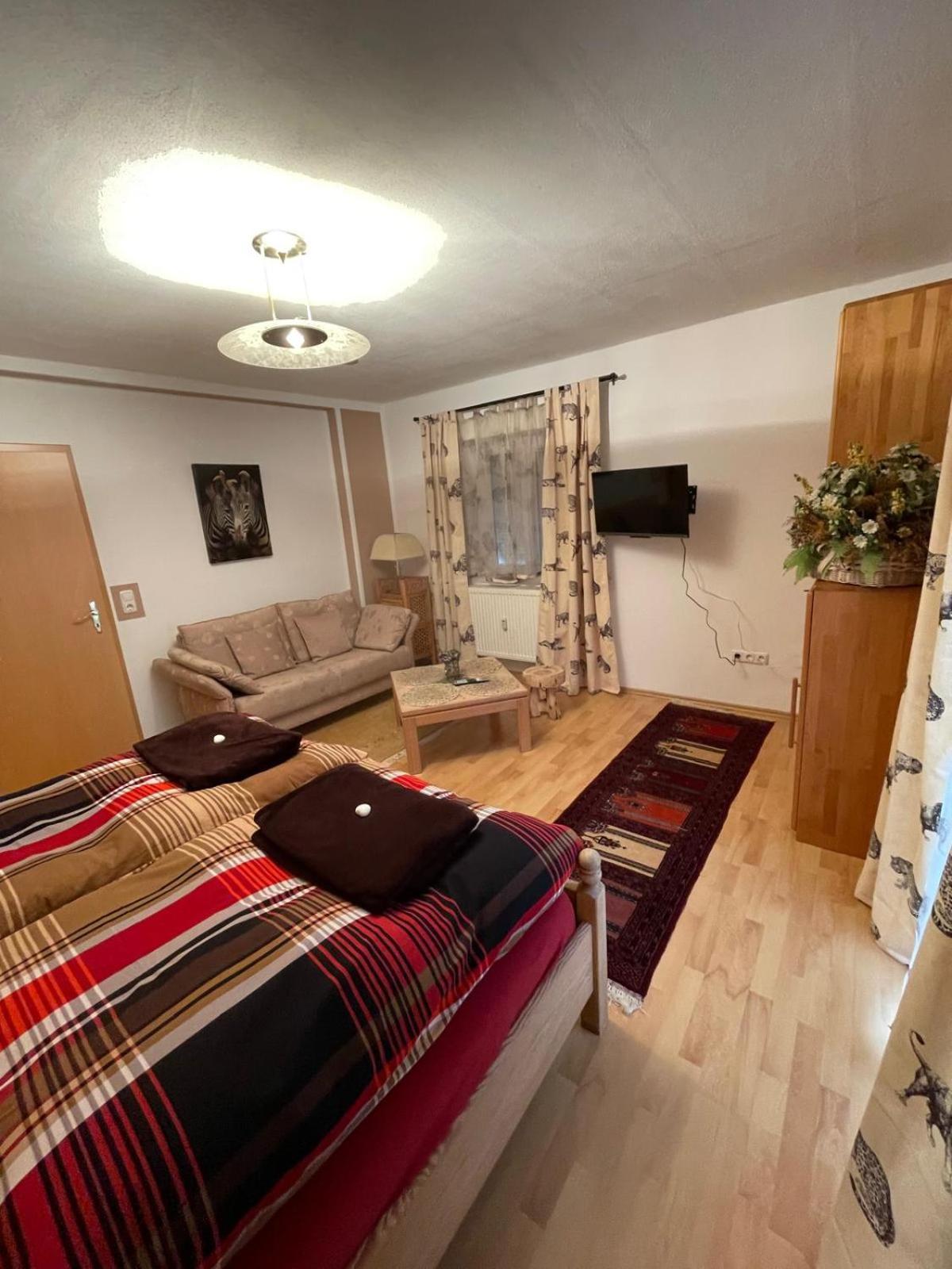 Schoene Ferienwohnung In Bahnhofsnaehe Fuer Urlaub, Studium Oder Arbeit Deggendorf Eksteriør bilde