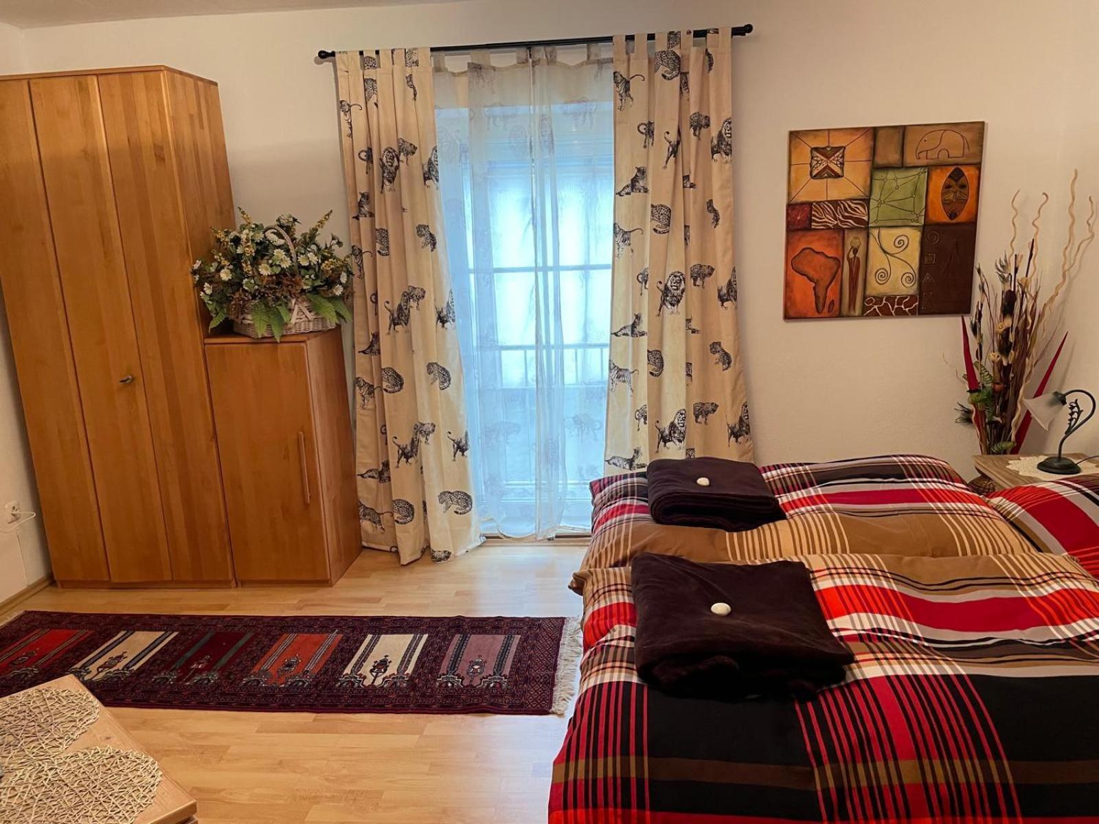 Schoene Ferienwohnung In Bahnhofsnaehe Fuer Urlaub, Studium Oder Arbeit Deggendorf Eksteriør bilde