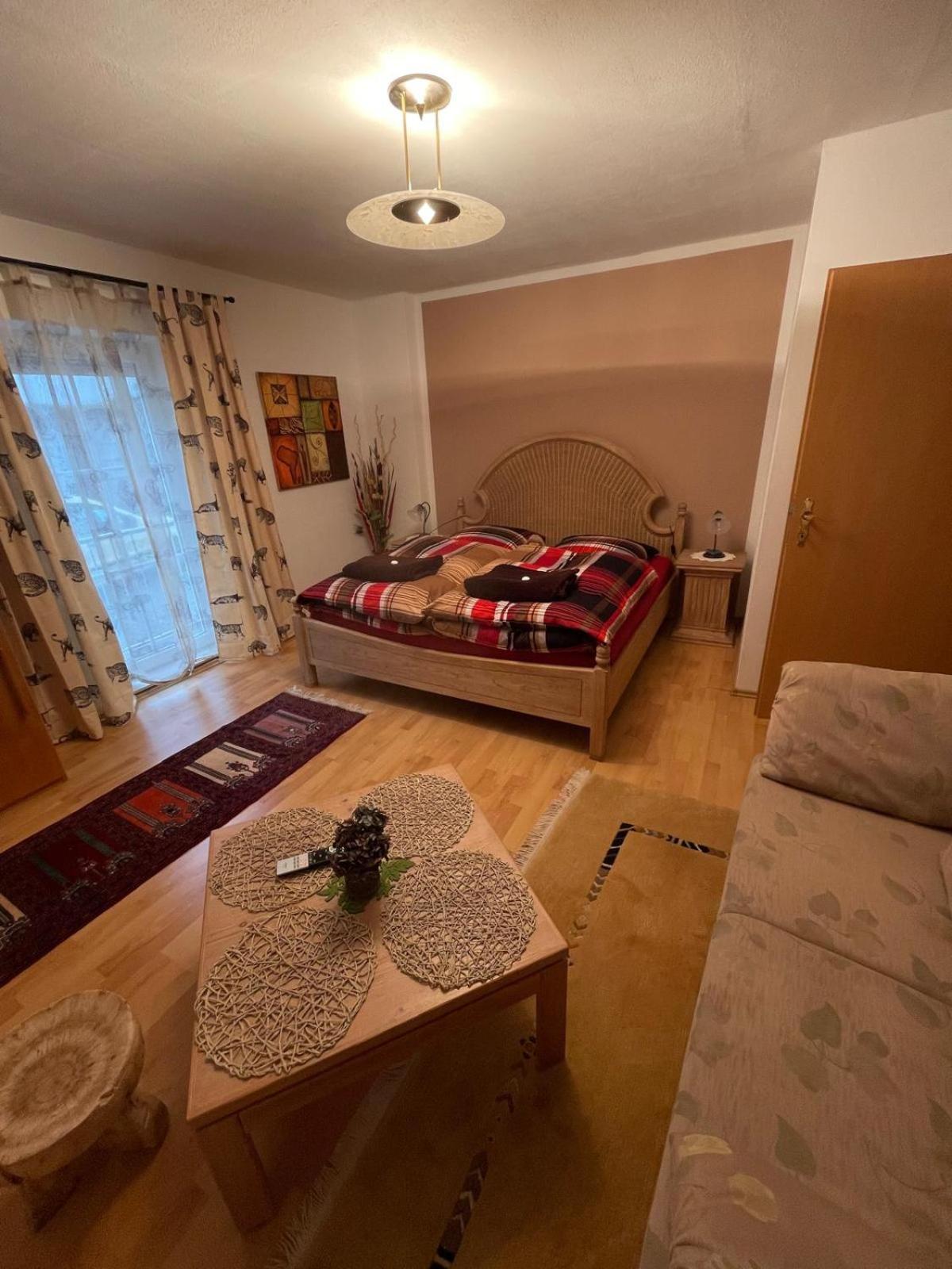 Schoene Ferienwohnung In Bahnhofsnaehe Fuer Urlaub, Studium Oder Arbeit Deggendorf Eksteriør bilde