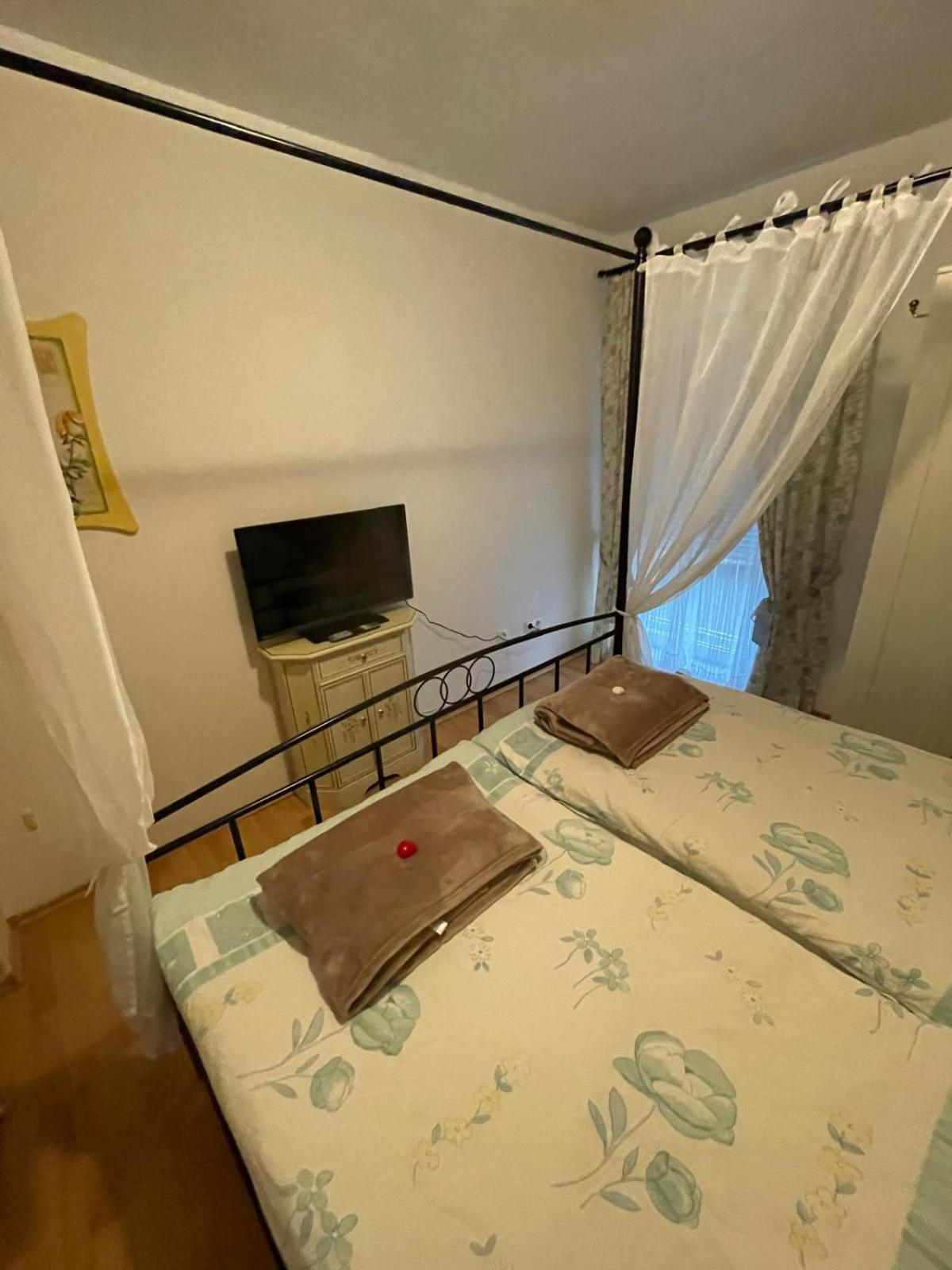 Schoene Ferienwohnung In Bahnhofsnaehe Fuer Urlaub, Studium Oder Arbeit Deggendorf Eksteriør bilde