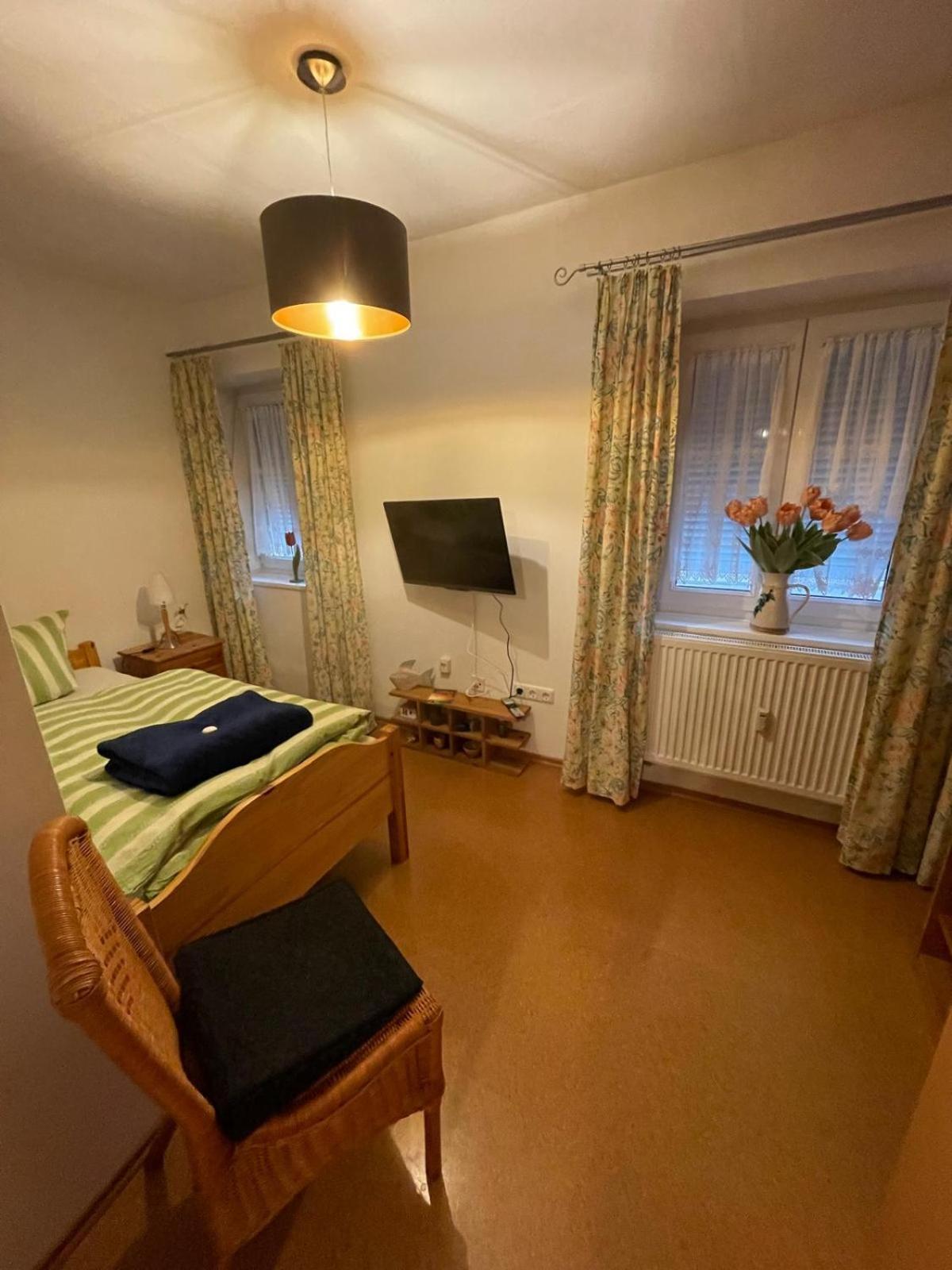 Schoene Ferienwohnung In Bahnhofsnaehe Fuer Urlaub, Studium Oder Arbeit Deggendorf Eksteriør bilde