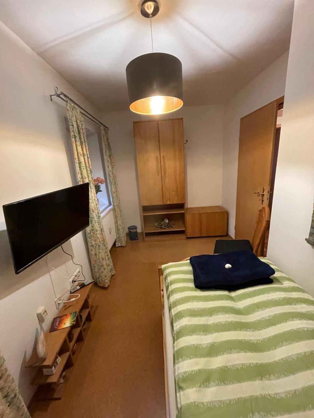 Schoene Ferienwohnung In Bahnhofsnaehe Fuer Urlaub, Studium Oder Arbeit Deggendorf Eksteriør bilde